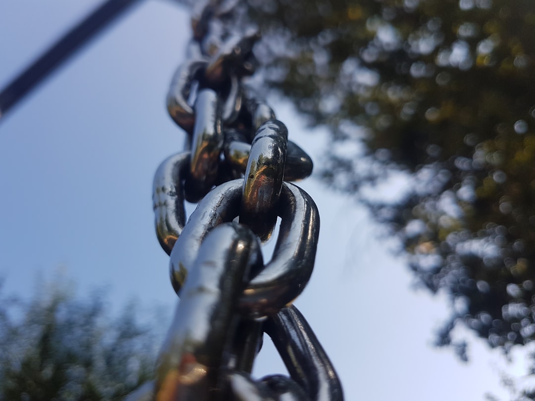 Chain Hopping for Money Laundering: Risks and Solutions in Cryptocurrency Privacy