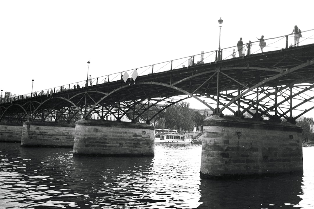 Cross-Chain Bridges and Privacy: Balancing Security in a Decentralized World